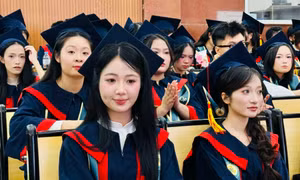 Các sinh viên trong ngày tốt nghiệp Ảnh: NEU