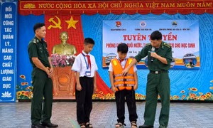 Cùng trẻ phòng chống đuối nước 
