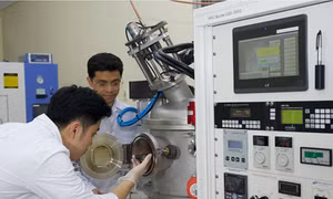  Làm thí nghiệm trên thiết bị bốc bay chân không thể hơi vật lí PVD 