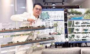 Bạn Đinh Thành Thông bên cạnh đồ án “Mô hình tích hợp nước và hạ tầng xanh xám Tam Phú, Thủ Đức” của mình ảnh: NVCC 