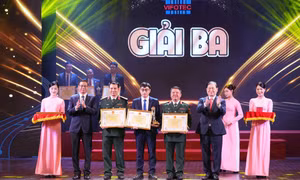 Anh Nguyễn Bá Mạnh (thứ 3, từ phải sang) nhận giải thưởng VIFOTEC 2024