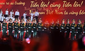 Cảnh hàng vạn người cùng hát Quốc ca đã trở thành khoảnh khắc được chia sẻ rộng rãi trên các nền tảng số. Ảnh: Dương Triều