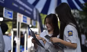 Thí sinh tìm hiểu thông tin tuyển sinh tại Ngày hội tuyển sinh ngành khoa học công nghệ do báo Tiền Phong tổ chức năm 2025