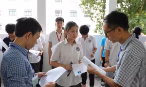 Chuẩn bị đủ chỗ học trước khi phổ cập THPT