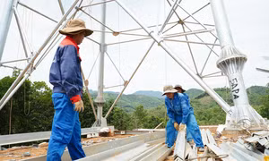 Công nhân thi công trên công trường móng cột 