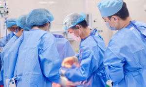 Các bác sĩ mổ đón bé trai