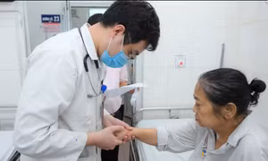 Sinh viên Trường Đại học Y Hà Nội học lâm sàng tại bệnh viện Ảnh: NTCC