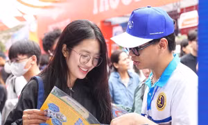 Thí sinh tìm hiểu thông tin tuyển sinh ĐH năm 2026 Ảnh: DUY PHẠM