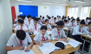 Học sinh Trường THCS Nguyễn Du, Hoàn Kiếm trong tiết học Ảnh: TRỌNG QUÂN