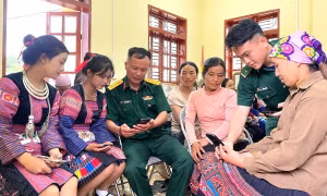 Cán bộ Đồn Biên phòng Chiềng On và bộ đội địa phương hướng dẫn bà con làm quen với những tiện ích số phục vụ cuộc sống