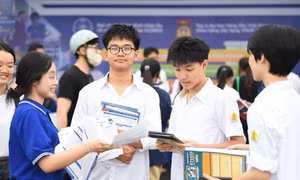Thí sinh tìm hiểu thông tin tuyển sinh ĐH 2026 Ảnh: DƯƠNG TRIỀU 