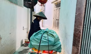 Nhóm lao động tự do tại gầm cầu vượt dốc Bưởi, Hà Nội ào ra khi có người đến thuê mướnẢnh: LƯU TRINH