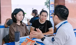 Hầu hết, các tân sinh viên đi nhập học đều có bố mẹ đi kèm vì lo sợ lừa đảo 