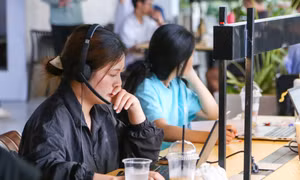 Nhiều người trẻ lựa chọn làm việc ở các không gian làm việc chung, quán cà phê để tái tạo năng lượng và cảm hứng Ảnh: Giang Thanh 