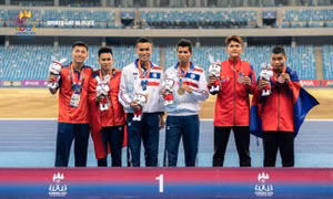Vận động viên Vũ Tiến Mạnh (thứ hai từ trái qua) tại Đại hội thể thao Người khuyết tật Đông Nam Á (ASEAN Para Games 12) 