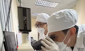 Sinh viên thực hiện thí nghiệm tại phòng nghiên cứu của khoa Điện tử Viễn thông, Trường ĐH Công nghệ (ĐH Quốc gia Hà Nội)Ảnh: UET 
