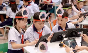 Mỗi học sinh được trang bị một thiết bị học tập riêng trong lớp học số ICLASS Ảnh: ISMART 