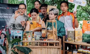 Người dân kết hợp với doanh nghiệp trong phiên livestream bán sản phẩm trên sàn TMĐT