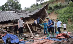 Nhà sập, đường giao thông bị khoét hàm ếch, tiềm ẩn nguy hiểm tại xã Văn Bàn Ảnh: Thành Đạt