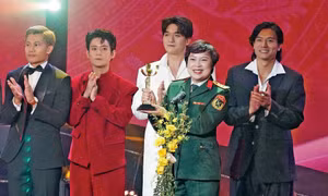 Mưa đỏ nhận giải Bông sen Vàng