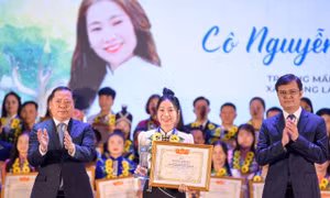 Cô giáo Nguyễn Thị Thu Hà nhận khen thưởng trong Chương trình “Chia sẻ cùng thầy cô” do Phó Bí thư Đảng ủy MTTQ, các đoàn thể T.Ư Nguyễn Phi Long (bên trái) và Bí thư thứ nhất T.Ư Đoàn Bùi Quang Huy trao tặng