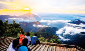 Du khách trải nghiệm săn mây, ngắm bình minh, nghe chim hót trên đỉnh Bạch Mã Ảnh: VQGBM
