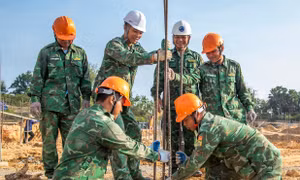 Đại úy Bloong Nhé (bên trái) và Thiếu tá A Lăng HậuẢnh: Lê Văn Chương 