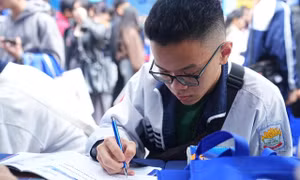 Thí sinh tìm hiểu thông tin tuyển sinh đại học năm 2026 Ảnh: DUY PHẠM