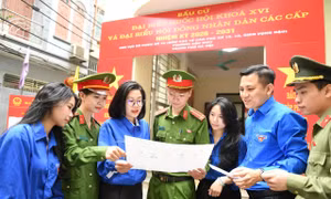 Thanh niên Hà Nội phối hợp với các đơn vị tuyên truyền bầu cử đại biểu Quốc hội khóa XVI và đại biểu HĐND các cấp nhiệm kỳ 2026 – 2031 Ảnh: DƯƠNG TRIỀU