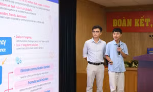 Ngô Duy Đông (bên phải) cùng cộng sự thuyết trình về dự án Easy-Comm