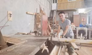 Anh Lương Tiến Thành được hỗ trợ 50 triệu đồng từ chương trình khuyến công để mua máy sản xuất 