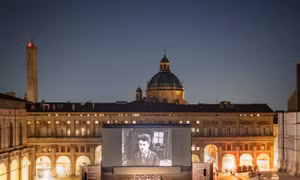 Lễ hội Il Cinema Ritrovato được tổ chức tại Quảng trường Maggiore của Bologna 