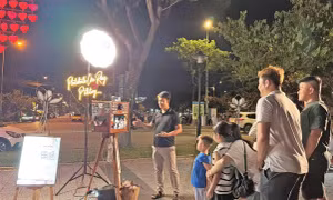 Anh Đạt với photobooth dưới chân cầu Rồng, Đà Nẵng