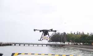 Thiết bị bay không người lái được sử dụng để giao hàng trên tuyến vận chuyển kết nối xã Cần Giờ và phường Vũng Tàu, TPHCM​ 