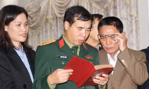 Đại diện Cục chính trị Quân khu 4 và Đại sứ quán Hoa Kỳ trao kỷ vật là 2 cuốn nhật ký tới thân nhân liệt sĩ Nguyễn Quang Số (thứ 2 từ trái qua) và thân nhân liệt sĩ Hồ Văn Chương (thứ 2 từ phải qua)