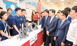 Bí thư Thường trực T.Ư Đoàn Nguyễn Minh Triết cùng các đại biểu tham quan các gian trưng bày tại Vòng Chung kết Cuộc thi Vô địch Quốc gia STEM, AI và Robotics Ảnh: Dương Triều