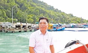 Ông Ngô Ngọc Chuẩn dành nhiều thời gian khảo sát thực tế, tìm giải pháp phát triển sinh kế cho người dân Hòn Nghệ