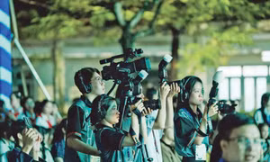 Sinh viên báo chí CLB UED Media của Trường ĐH Sư phạm – ĐH Đà Nẵng tác nghiệp tại Lễ kỷ niệm 50 năm thành lập trường Ảnh: UED Media 