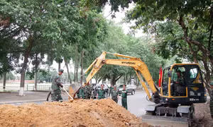 Cán bộ, chiến sĩ K53 tiến hành đào rãnh tại khu vực đường Trường ChinhẢnh: NN 