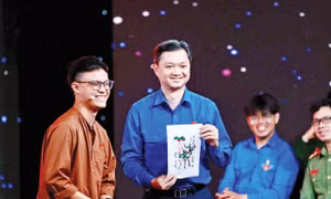 Anh Nguyễn Minh Triết, Ủy viên dự khuyết T.Ư Đảng, Bí thư Thường trực T.Ư Đoàn, Chủ tịch T.Ư Hội SVVN cùng bạn trẻ trải nghiệm tranh Đông Hồ Ảnh: Trọng Tài