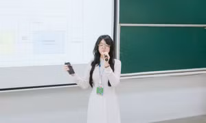  Minh Anh thuyết trình về công trình nghiên cứu khoa học của mình
