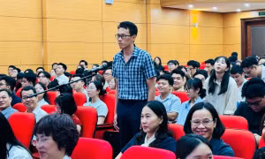 Tân bác sĩ lựa chọn ngành bác sĩ nội trú Trường ĐH Y Hà Nội tại Match Day 2026 Ảnh: NGHIÊM HUÊ 