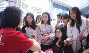 Thí sinh tìm hiểu thông tin trong ngày hội tuyển sinh đại học 2026 tại Đại học Bách khoa Hà Nội với sự tham gia của hơn 100 trường đại họcẢnh: DUY PHẠM 