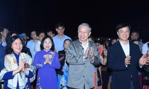  Tổng Bí thư, Chủ tịch nước Tô Lâm cùng lãnh đạo Ủy ban Trung ương MTTQ Việt Nam dự Ngày hội Đại đoàn kết toàn dân tộc tại phường Thượng Cát - Hà Nội, tháng 11/2025. Ảnh: Nhandan