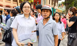 Thí sinh tham gia kì thi tuyển sinh lớp 10 năm 2025 tại Hà Nội. Ảnh: NHƯ Ý