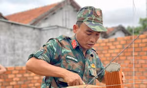 Bộ đội xây nhà giúp dân ở Lâm Đồng Ảnh: T.L
