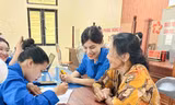 Thanh niên Hà Tĩnh 'số hóa' thủ tục cùng người cao tuổi