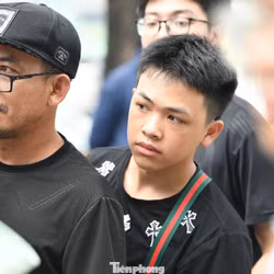 CĐV đội nắng giữa trưa mua vé trực tiếp trận Việt Nam vs Malaysia