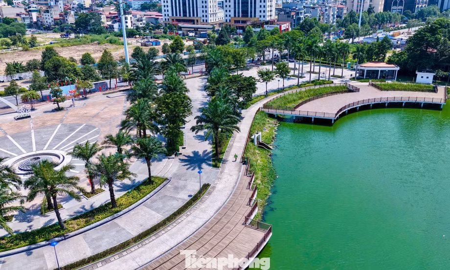 Tuyến đường sở hữu ba 'lá phổi xanh' giữa đô thị cao tầng phía Tây Hà Nội