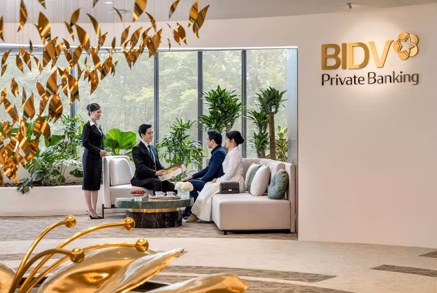 Khách hàng được các chuyên gia tư vấn cao cấp - Private Banker - tiếp đón tại Trung tâm Khách hàng cá nhân cao cấp TP. Hồ Chí Minh
